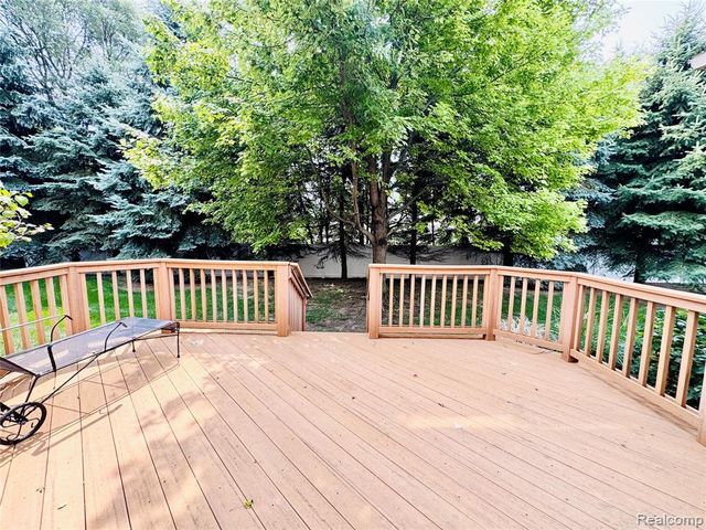 8055 Springdale Drive, White Lake, MI 48386