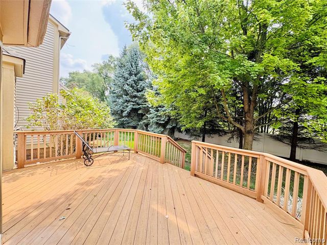 8055 Springdale Drive, White Lake, MI 48386