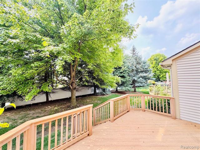 8055 Springdale Drive, White Lake, MI 48386