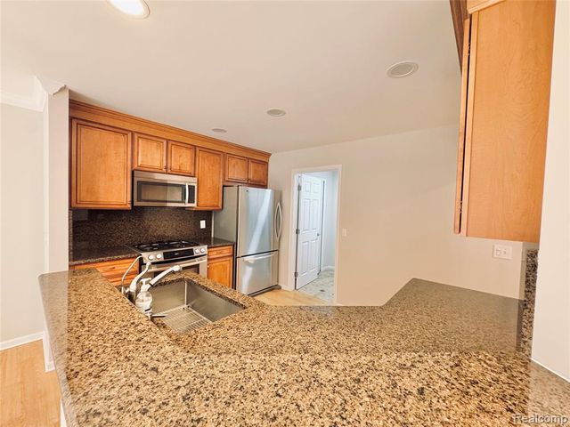 8055 Springdale Drive, White Lake, MI 48386