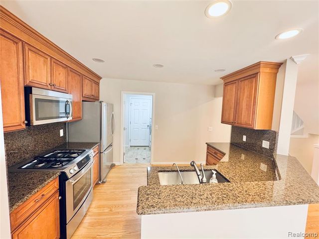 8055 Springdale Drive, White Lake, MI 48386