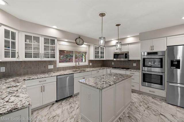 3673 York Court, Bloomfield Charter Township, MI 48301