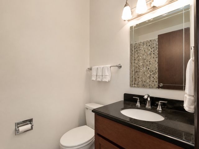 304 Creekside Court 304, Vernon Hills, IL 60061