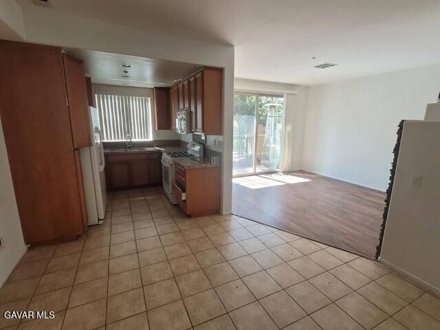 1448 Patricia Avenue Unit 204, Simi Valley, CA 93065