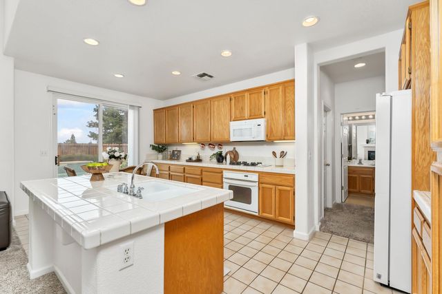 2339 Canary Dr, Rocklin, CA 95765