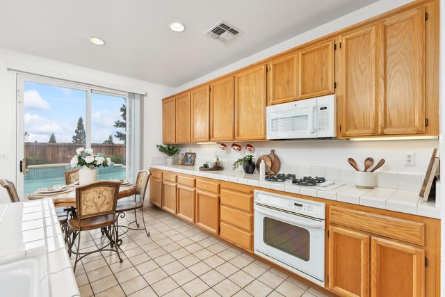 2339 Canary Dr, Rocklin, CA 95765