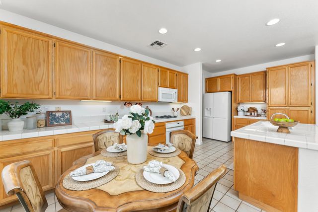 2339 Canary Dr, Rocklin, CA 95765