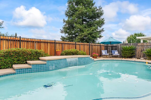 2339 Canary Dr, Rocklin, CA 95765