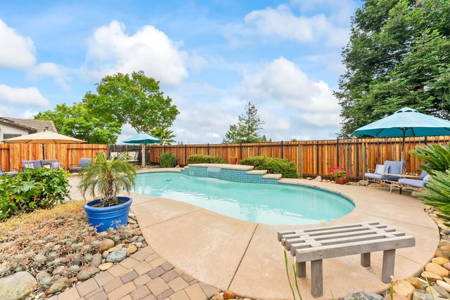 2339 Canary Dr, Rocklin, CA 95765