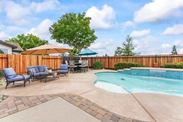2339 Canary Dr, Rocklin, CA 95765