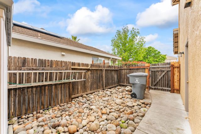 2339 Canary Dr, Rocklin, CA 95765