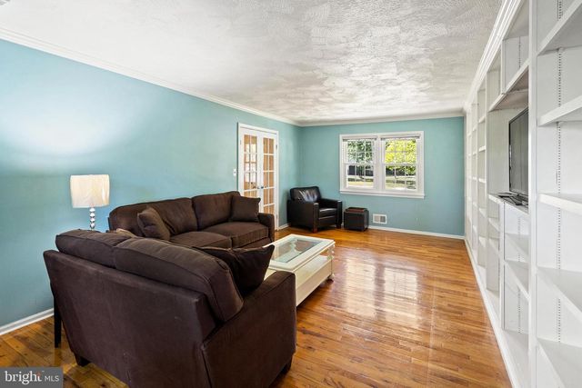 9 DONALD AVE, Kendall Park, NJ 08824