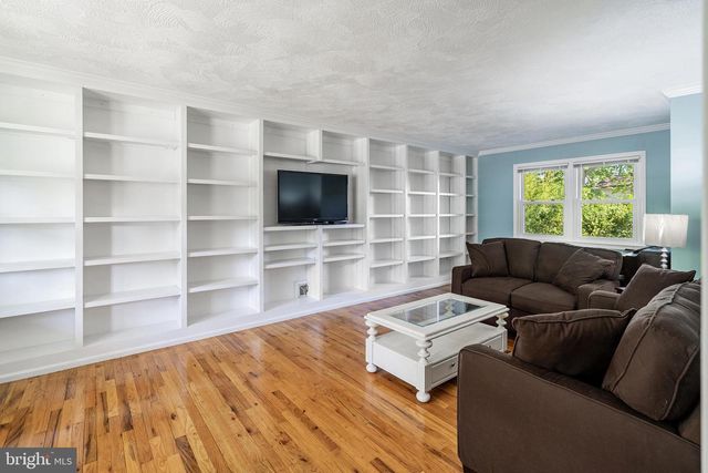 9 DONALD AVE, Kendall Park, NJ 08824