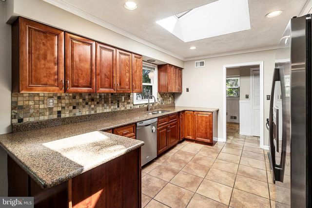 9 DONALD AVE, Kendall Park, NJ 08824