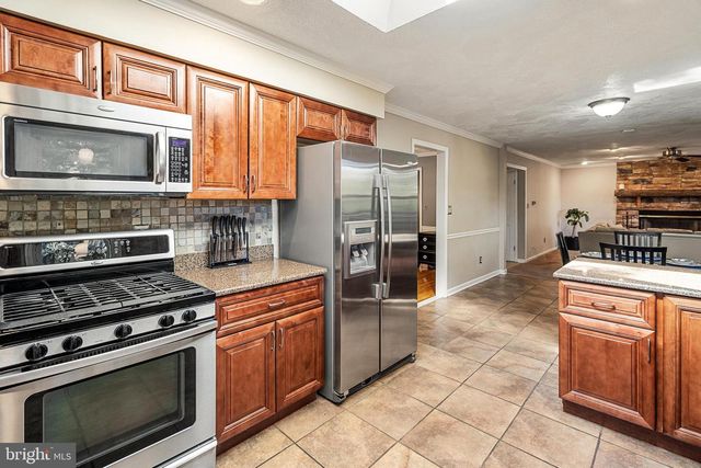 9 DONALD AVE, Kendall Park, NJ 08824