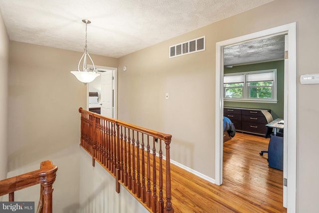 9 DONALD AVE, Kendall Park, NJ 08824