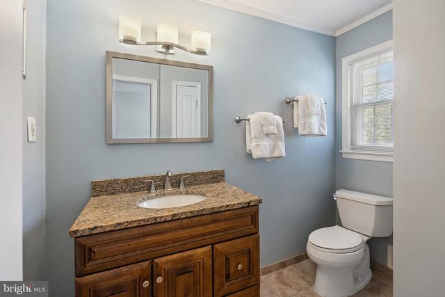 9 DONALD AVE, Kendall Park, NJ 08824