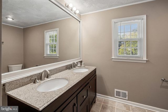 9 DONALD AVE, Kendall Park, NJ 08824