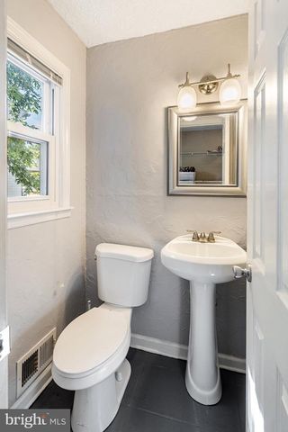 9 DONALD AVE, Kendall Park, NJ 08824