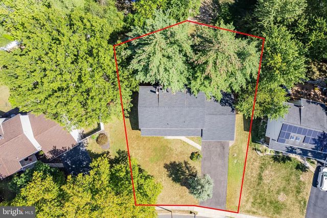 9 DONALD AVE, Kendall Park, NJ 08824