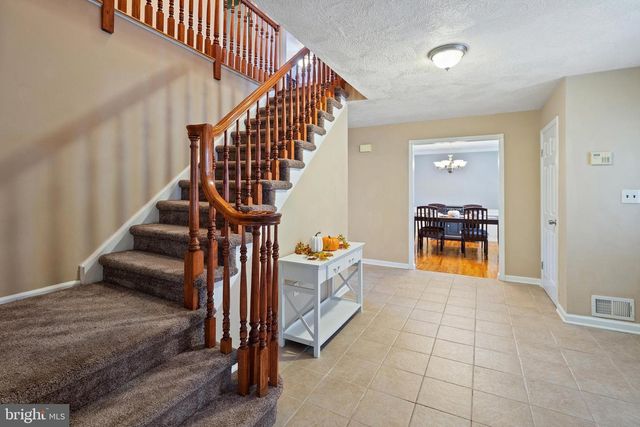 9 DONALD AVE, Kendall Park, NJ 08824