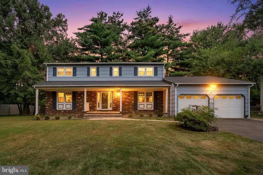 9 DONALD AVE, Kendall Park, NJ 08824