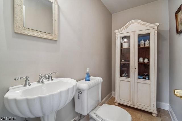 209 E Cedar St, Livingston Twp., NJ 07039