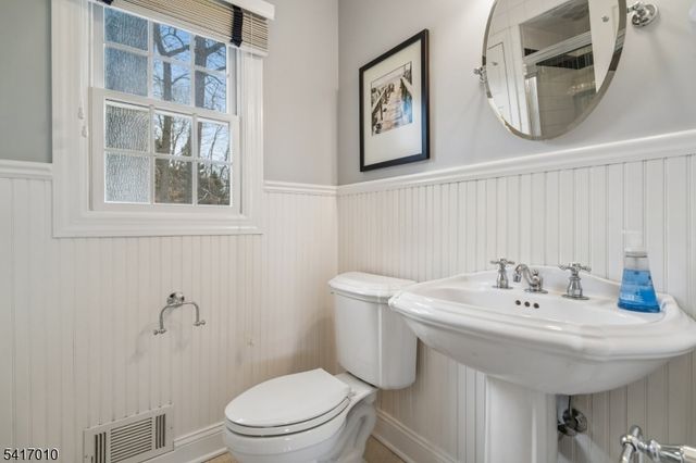 209 E Cedar St, Livingston Twp., NJ 07039