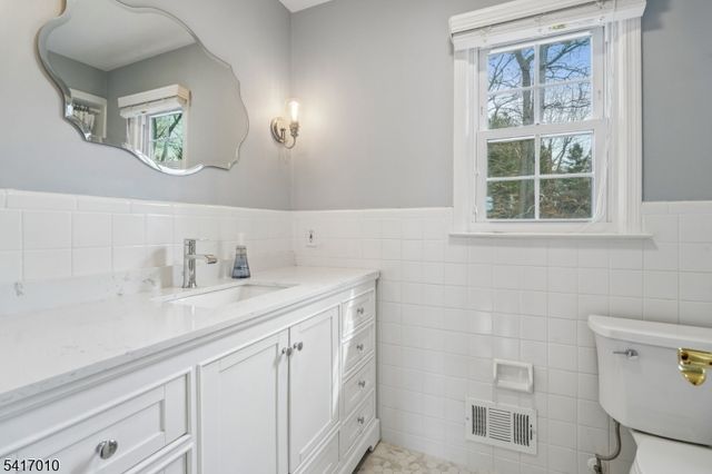 209 E Cedar St, Livingston Twp., NJ 07039