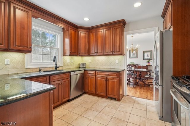 209 E Cedar St, Livingston Twp., NJ 07039