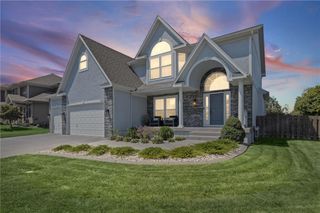 2818 NE WOOD CREEK Lane, Lee's Summit, MO 64086