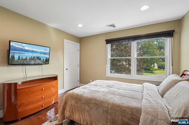 1062 Evergreen Court, New Milford, NJ 07646