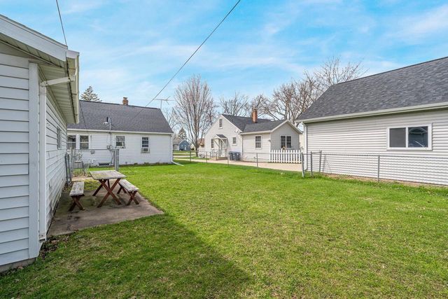 824 ZEMLOCK AVENUE, Neenah, WI 54956