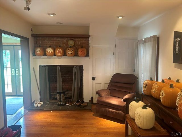 696 South Delaware Drive, Upper Mt Bethel Twp, PA 18343