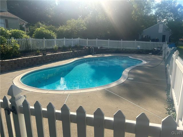 696 South Delaware Drive, Upper Mt Bethel Twp, PA 18343