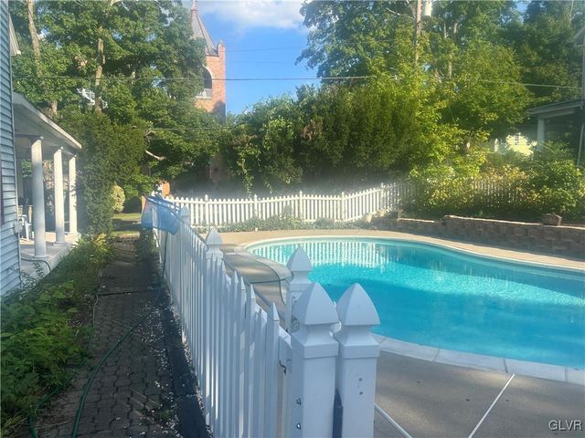696 South Delaware Drive, Upper Mt Bethel Twp, PA 18343