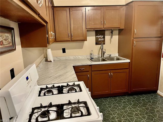 23 Tillerson DR, Newport News, VA 23602