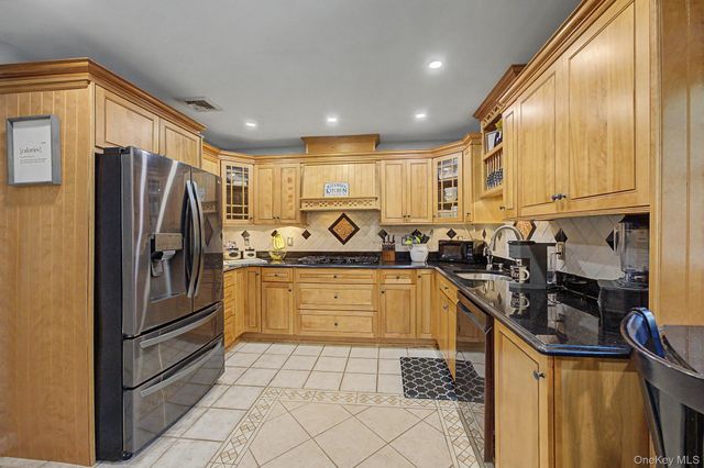 15 Winnecomac Circle, Kings Park, NY 11754