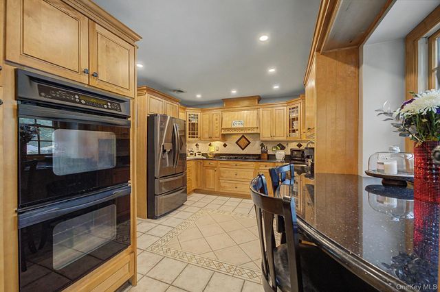 15 Winnecomac Circle, Kings Park, NY 11754