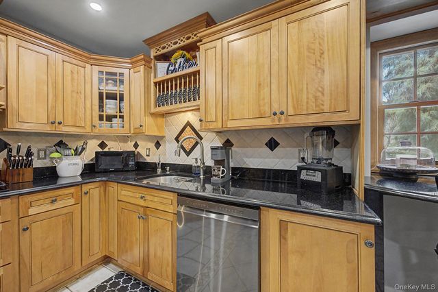 15 Winnecomac Circle, Kings Park, NY 11754