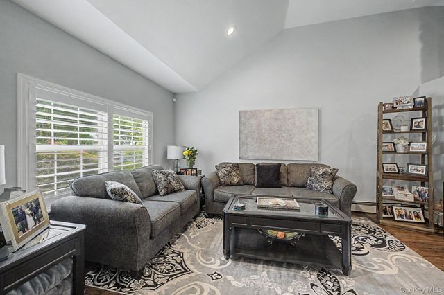 15 Winnecomac Circle, Kings Park, NY 11754