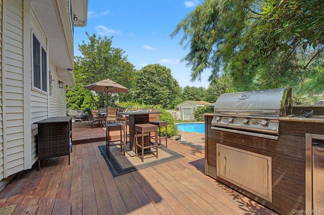15 Winnecomac Circle, Kings Park, NY 11754