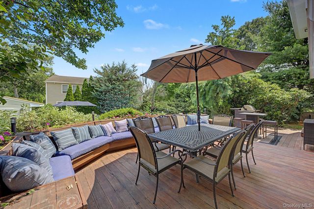 15 Winnecomac Circle, Kings Park, NY 11754