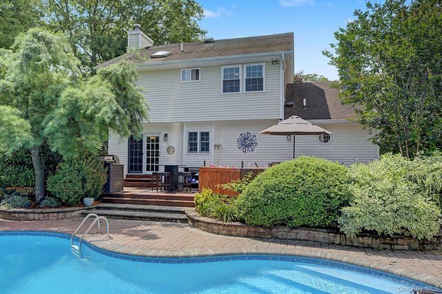 15 Winnecomac Circle, Kings Park, NY 11754