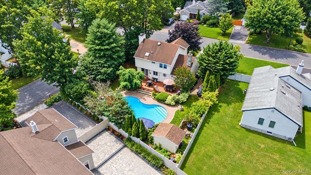 15 Winnecomac Circle, Kings Park, NY 11754