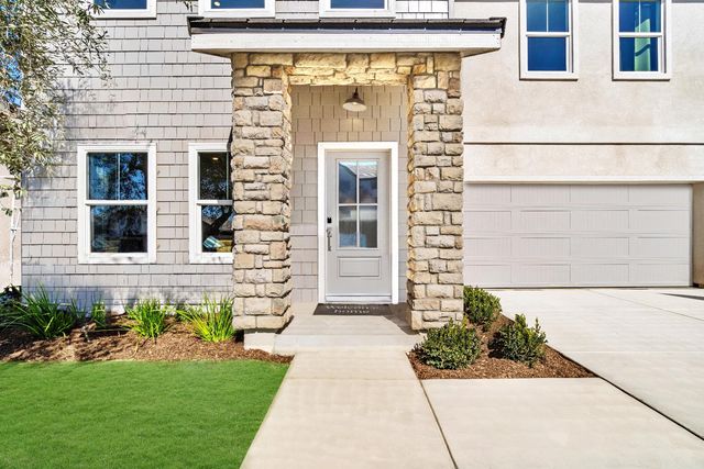 1053 Springtime Avenue, Clovis, CA 93619