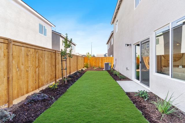 1053 Springtime Avenue, Clovis, CA 93619