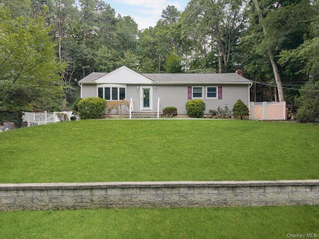 6 Valleywood Road, Smithtown, NY 11787