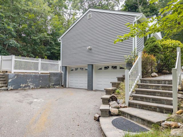 6 Valleywood Road, Smithtown, NY 11787
