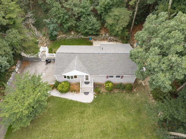 6 Valleywood Road, Smithtown, NY 11787